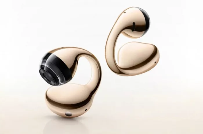 Desain earphone clip-on wireless Xiaomi dengan finishing glossy premium berwarna emas mengkilap berbentuk C-bridge.