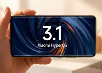 Seseorang memegang smartphone Xiaomi berlayar lengkung yang menampilkan logo Xiaomi HyperOS 3.1 dalam posisi lanskap.