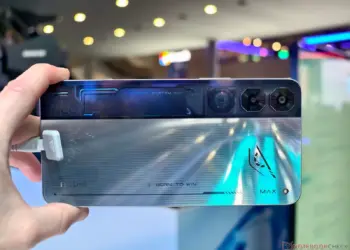Sisi belakang Nubia Neo 5 Max warna perak metalik saat digenggam, memperlihatkan modul kamera dan sistem pendingin.