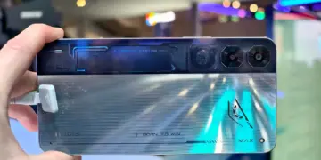 Sisi belakang Nubia Neo 5 Max warna perak metalik saat digenggam, memperlihatkan modul kamera dan sistem pendingin.