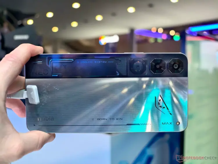 Sisi belakang Nubia Neo 5 Max warna perak metalik saat digenggam, memperlihatkan modul kamera dan sistem pendingin.