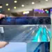 Sisi belakang Nubia Neo 5 Max warna perak metalik saat digenggam, memperlihatkan modul kamera dan sistem pendingin.