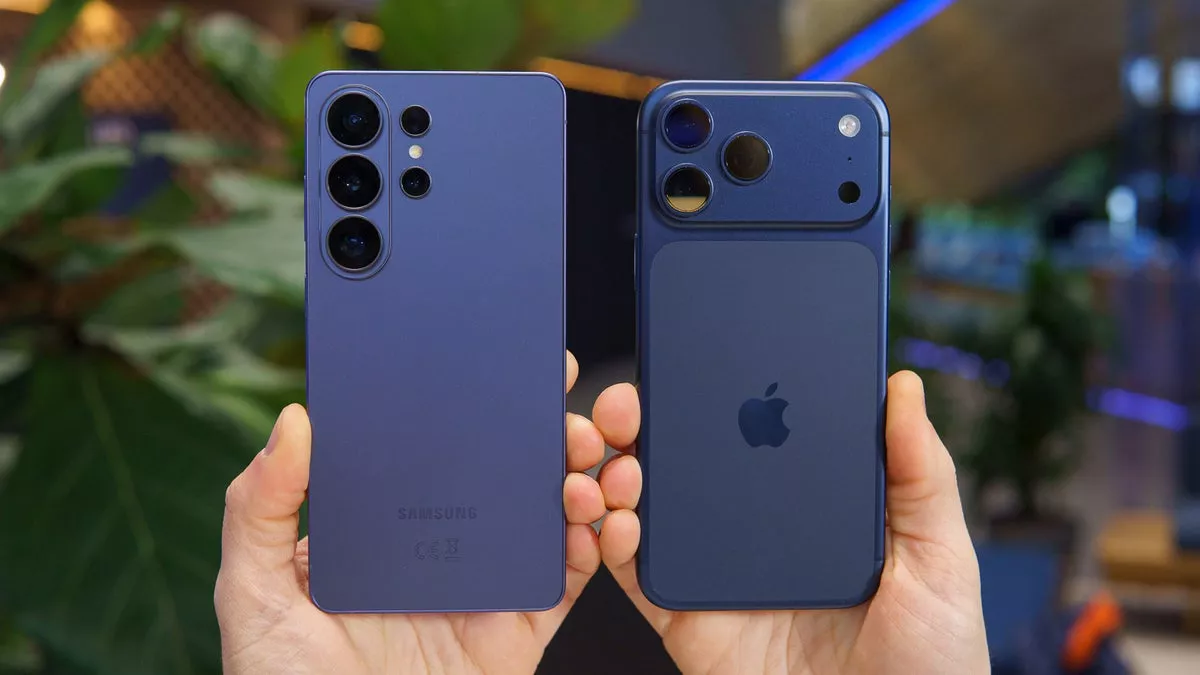 Hands-on bodi belakang warna biru gelap Samsung S26 Ultra vs iPhone 17 Pro Max untuk uji kamera dan gaming