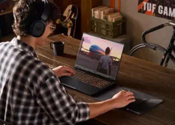 Visual imersif: Layar responsif dan keyboard backlit TUF Gaming F16 memberikan pengalaman bermain game yang lancar.