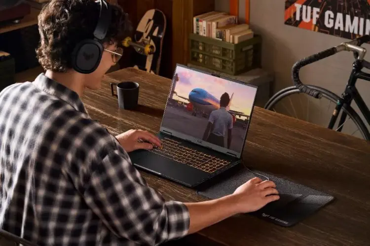 Visual imersif: Layar responsif dan keyboard backlit TUF Gaming F16 memberikan pengalaman bermain game yang lancar.