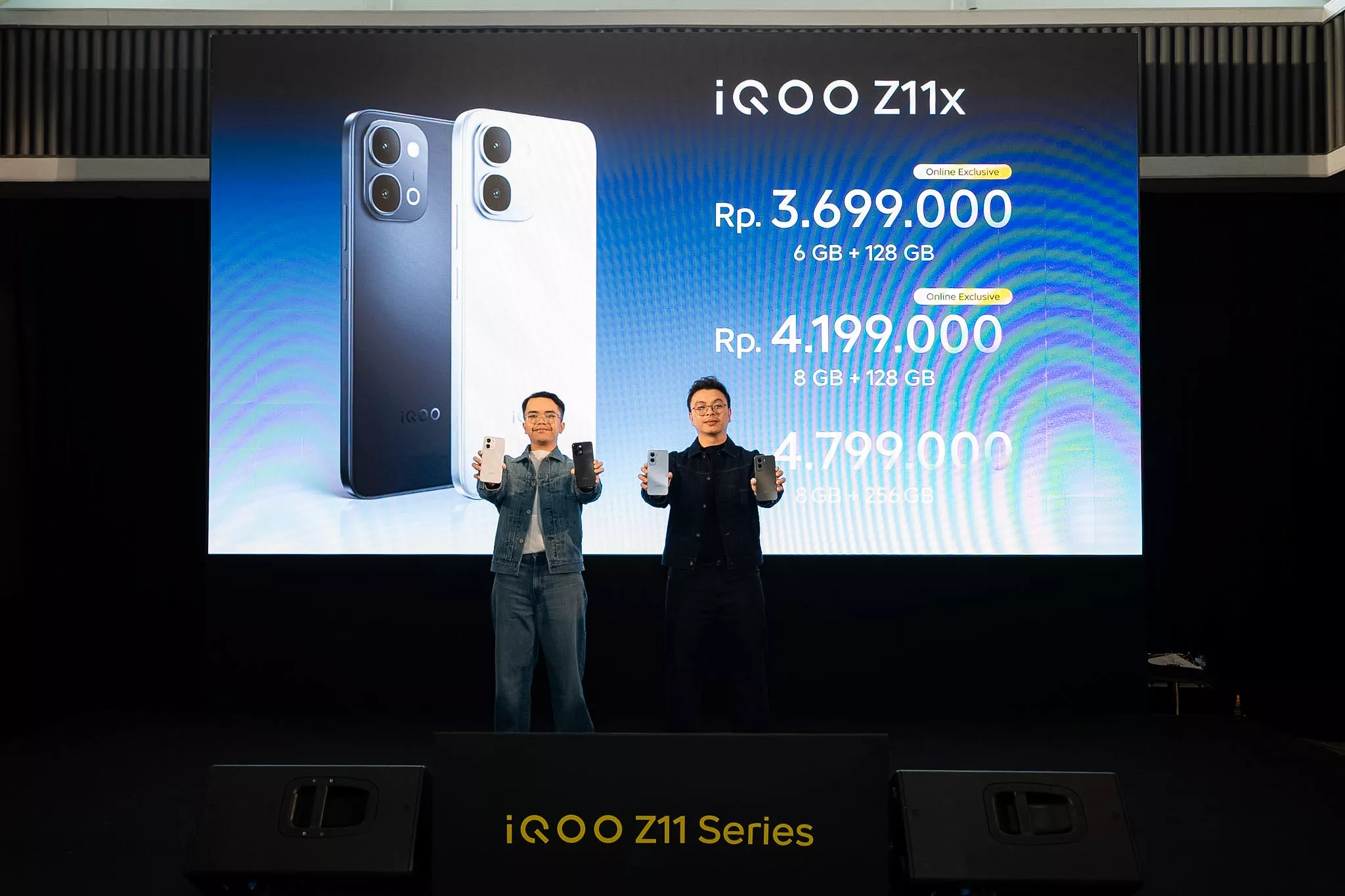 Pengumuman harga resmi iQOO Z11 varian reguler di atas panggung peluncuran.