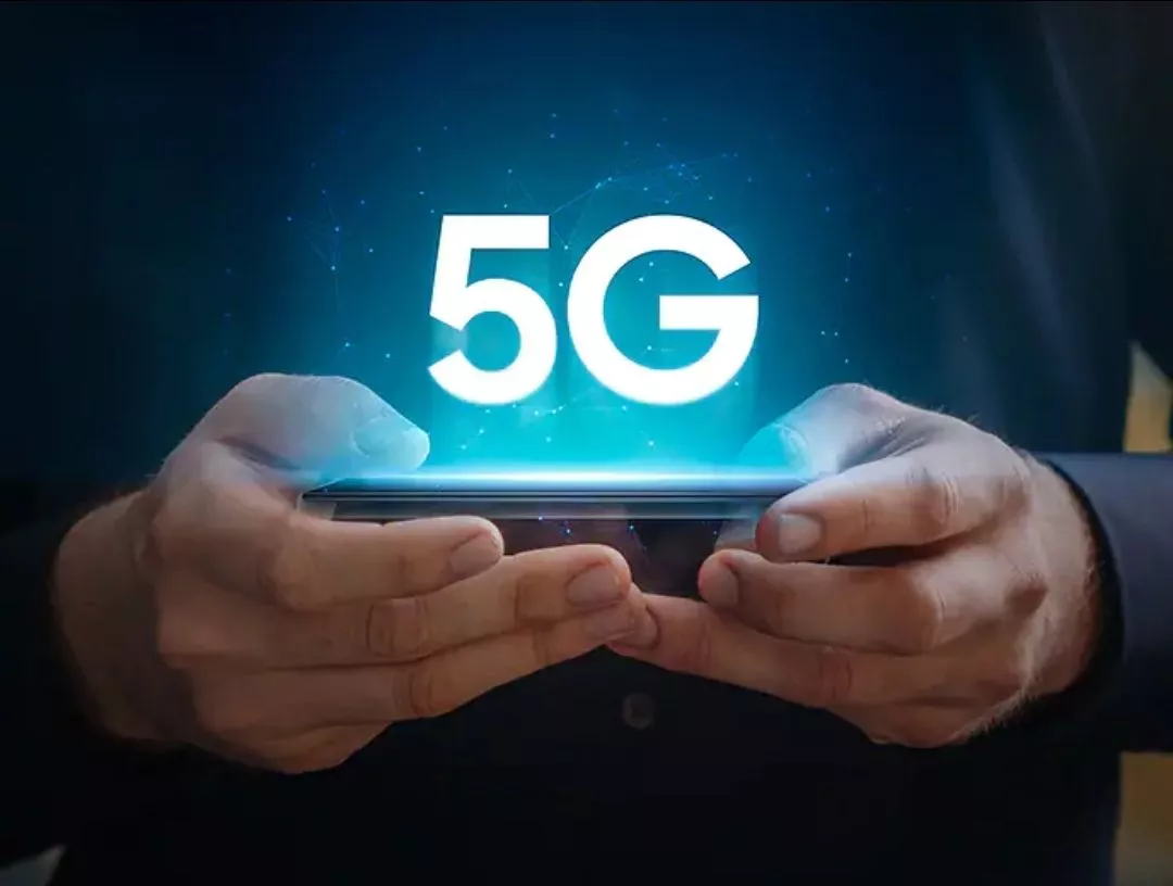 Pengguna memegang ponsel 5G RAM 12GB untuk performa gaming dan multitasking lancar.
