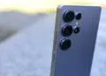 Desain elegan Samsung Galaxy S27 Ultra yang tetap mempertahankan identitas khas lini Ultra meski ada rumor pengurangan jumlah lensa.