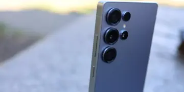 Desain elegan Samsung Galaxy S27 Ultra yang tetap mempertahankan identitas khas lini Ultra meski ada rumor pengurangan jumlah lensa.