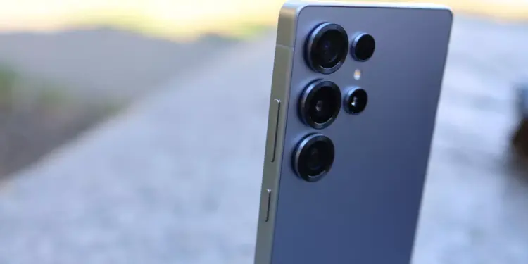 Desain elegan Samsung Galaxy S27 Ultra yang tetap mempertahankan identitas khas lini Ultra meski ada rumor pengurangan jumlah lensa.