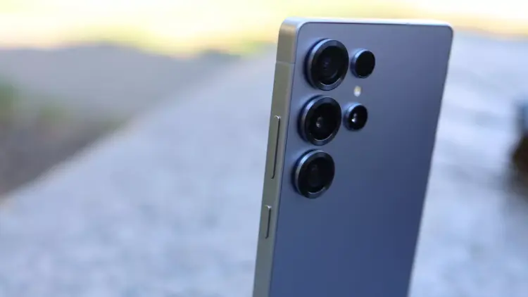 Desain elegan Samsung Galaxy S27 Ultra yang tetap mempertahankan identitas khas lini Ultra meski ada rumor pengurangan jumlah lensa.