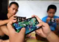 Pengguna sedang bermain game Mobile Legends menggunakan HP terkencang 2026 untuk mendapatkan frame rate maksimal.