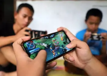 Pengguna sedang bermain game Mobile Legends menggunakan HP terkencang 2026 untuk mendapatkan frame rate maksimal.