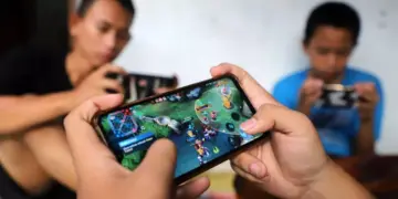 Pengguna sedang bermain game Mobile Legends menggunakan HP terkencang 2026 untuk mendapatkan frame rate maksimal.
