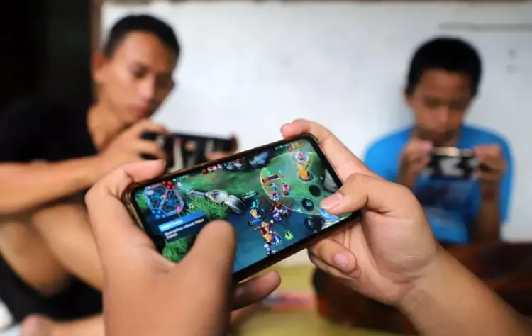 Pengguna sedang bermain game Mobile Legends menggunakan HP terkencang 2026 untuk mendapatkan frame rate maksimal.