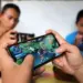 Pengguna sedang bermain game Mobile Legends menggunakan HP terkencang 2026 untuk mendapatkan frame rate maksimal.