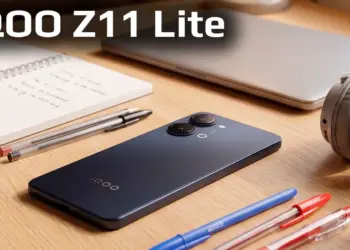 Ilustrasi smartphone iQOO Z11 Lite di atas meja kerja, menampilkan bocoran spek mesin yang terungkap via Geekbench.