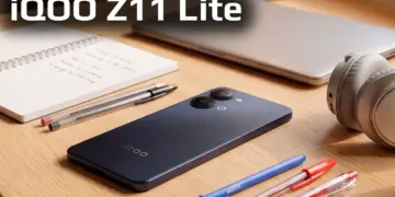 Ilustrasi smartphone iQOO Z11 Lite di atas meja kerja, menampilkan bocoran spek mesin yang terungkap via Geekbench.