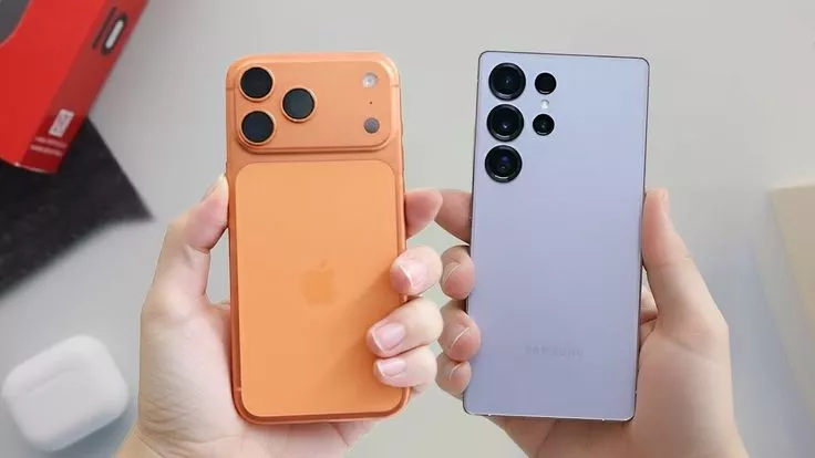 Duel performa dan ergonomi genggaman Samsung S26 Ultra (kanan) yang memiliki sudut tegas vs iPhone 17 Pro Max (kiri) dengan sudut yang lebih membulat.