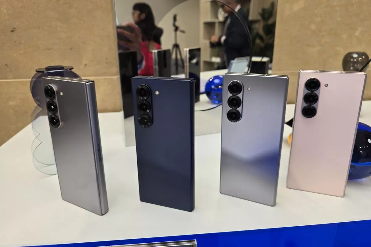 Empat varian warna smartphone flagship Samsung dengan desain modern berbentuk kotak tegas dipajang sejajar di atas meja pameran