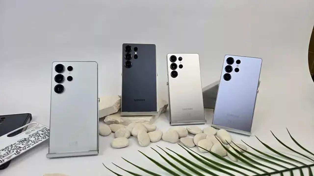 Empat varian warna resmi Samsung Galaxy S24 Ultra berjejer rapi di atas meja studio untuk referensi pilihan sebelum melihat daftar harga HP Samsung terbaru.