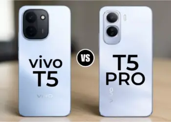 Perbandingan desain kamera belakang vivo T5 dan vivo T5 Pro dalam varian warna biru muda.