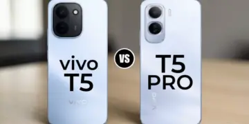 Perbandingan desain kamera belakang vivo T5 dan vivo T5 Pro dalam varian warna biru muda.