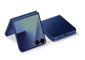 Tampilan elegan Samsung Galaxy Z Flip 8 dalam balutan warna biru, mengusung teknologi layar tanpa lipatan yang revolusioner.