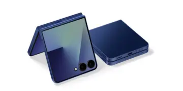 Tampilan elegan Samsung Galaxy Z Flip 8 dalam balutan warna biru, mengusung teknologi layar tanpa lipatan yang revolusioner.