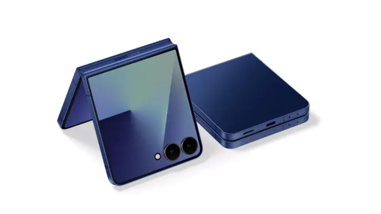 Tampilan elegan Samsung Galaxy Z Flip 8 dalam balutan warna biru, mengusung teknologi layar tanpa lipatan yang revolusioner.
