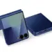 Tampilan elegan Samsung Galaxy Z Flip 8 dalam balutan warna biru, mengusung teknologi layar tanpa lipatan yang revolusioner.
