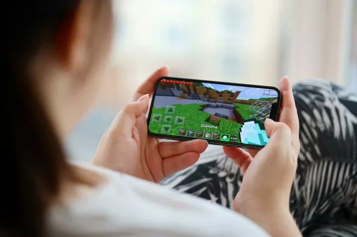 Bermain Minecraft dengan lancar kini bisa dilakukan di HP spek rendah asalkan melakukan optimasi pengaturan grafis yang tepat.