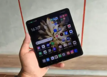 Desain layar lebar OPPO dengan rasio 16:10 memberikan ruang lebih luas untuk pengalaman gaming yang maksimal.