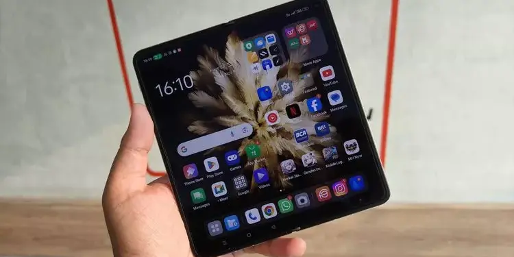 Desain layar lebar OPPO dengan rasio 16:10 memberikan ruang lebih luas untuk pengalaman gaming yang maksimal.