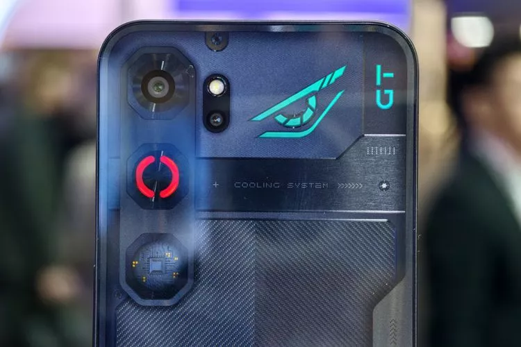 Detail komponen mecha, lampu indikator sirkular, dan logo mata elang pada bodi belakang Nubia Neo 5 Max