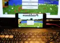 Menghubungkan akun saat bermain Minecraft di HP memungkinkan Anda melanjutkan progres permainan dari perangkat mana pun tanpa hambatan.