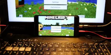 Menghubungkan akun saat bermain Minecraft di HP memungkinkan Anda melanjutkan progres permainan dari perangkat mana pun tanpa hambatan.