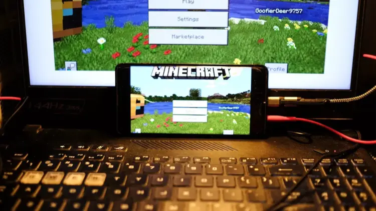 Menghubungkan akun saat bermain Minecraft di HP memungkinkan Anda melanjutkan progres permainan dari perangkat mana pun tanpa hambatan.