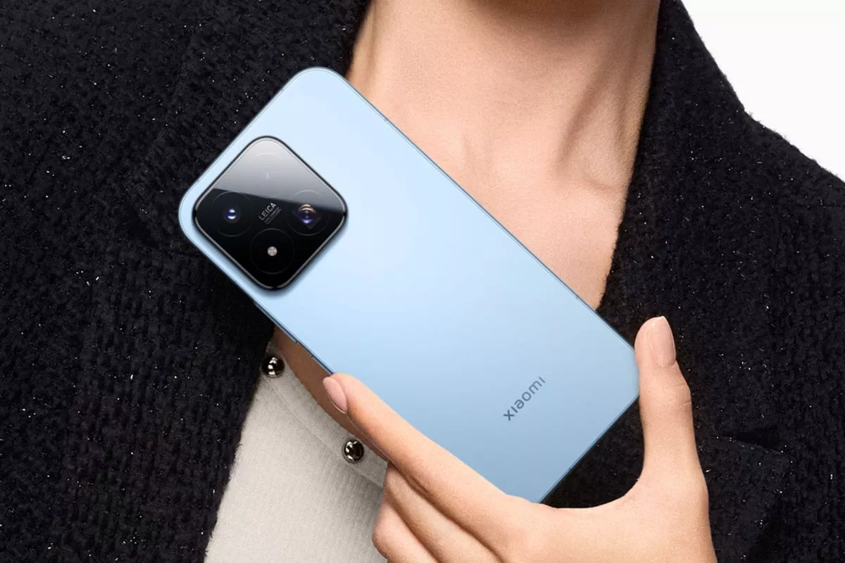 Xiaomi 17 Max terlihat sangat elegan saat digenggam, memadukan estetika modern dengan material bodi premium.