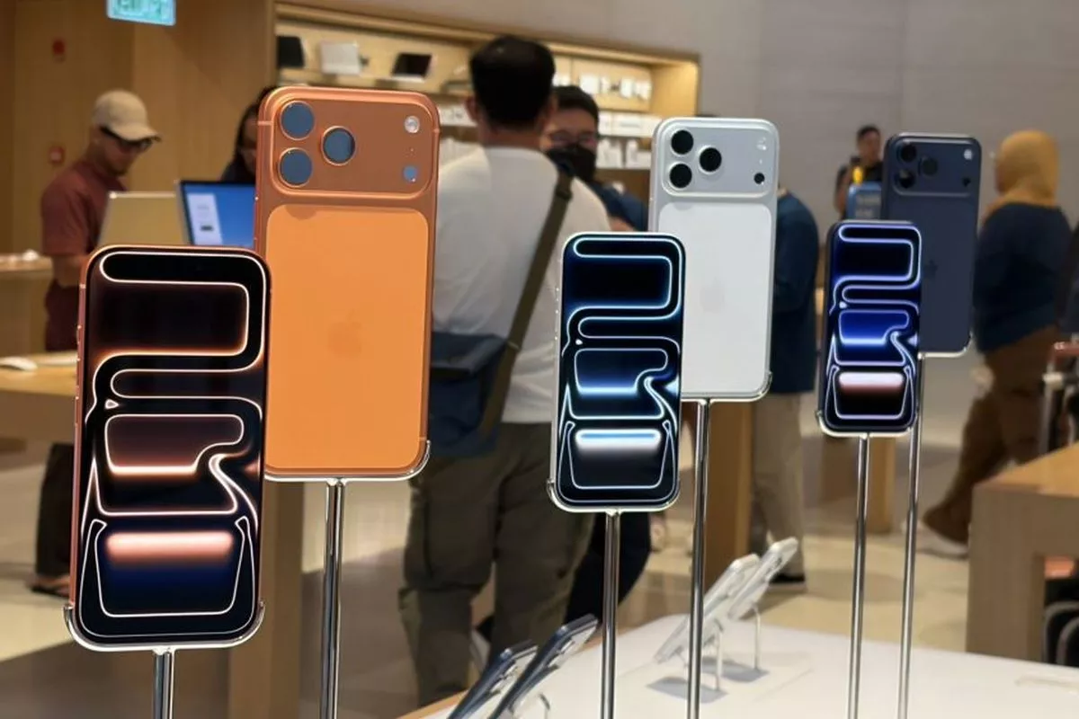 Beberapa opsi warna elegan iPhone 19 Pro saat dipamerkan, menarik perhatian para pengunjung store.