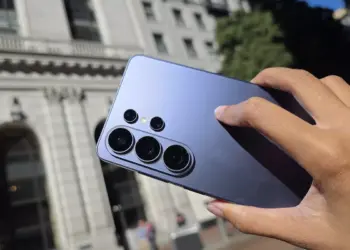 Tampilan dekat konfigurasi lensa kamera canggih Galaxy S26 Ultra yang menjadi andalan baru kreator konten.