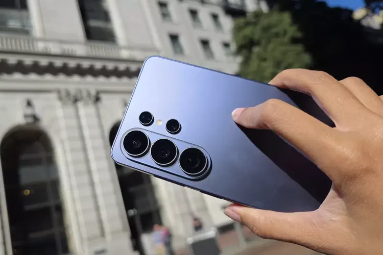 Tampilan dekat konfigurasi lensa kamera canggih Galaxy S26 Ultra yang menjadi andalan baru kreator konten.