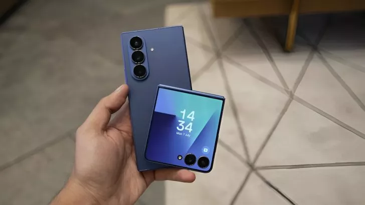 Meski hadir dengan harga lebih mahal, Samsung Galaxy Z Flip 8 menawarkan bodi yang lebih solid dan layar yang benar-benar rata tanpa bekas lipatan.