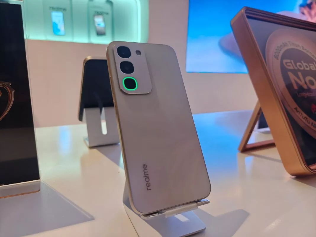 Komparasi tampilan fisik sektor kamera utama dan penutup belakang bodi smartphone Realme kelas entry-level.