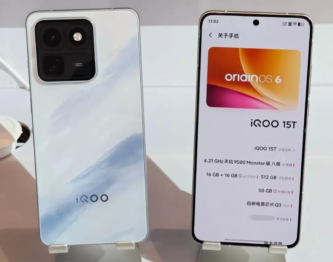 Bocoran wujud asli HP iQOO 15T tampak depan dan belakang yang memperlihatkan antarmuka OriginOS 6 dan RAM 16GB.