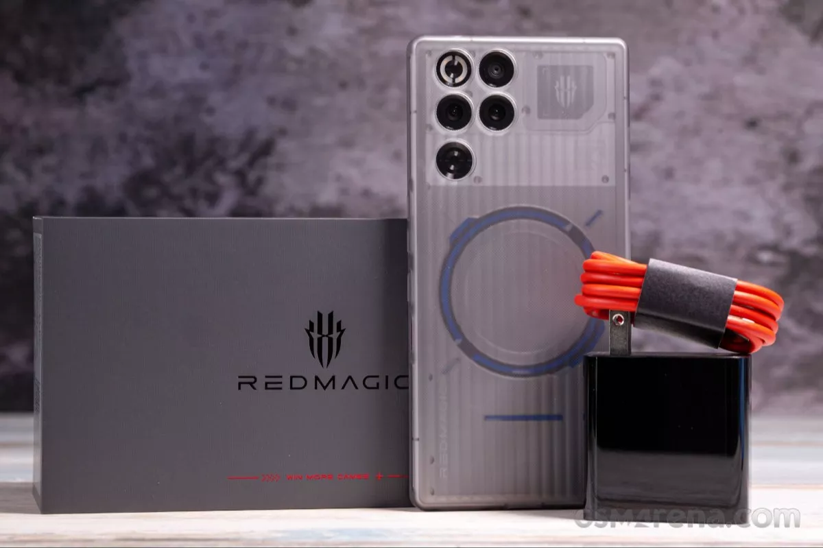 Isi paket pembelian RedMagic 11S Pro lengkap dengan adapter pengisian daya cepat dan kabel khas berwarna merah.