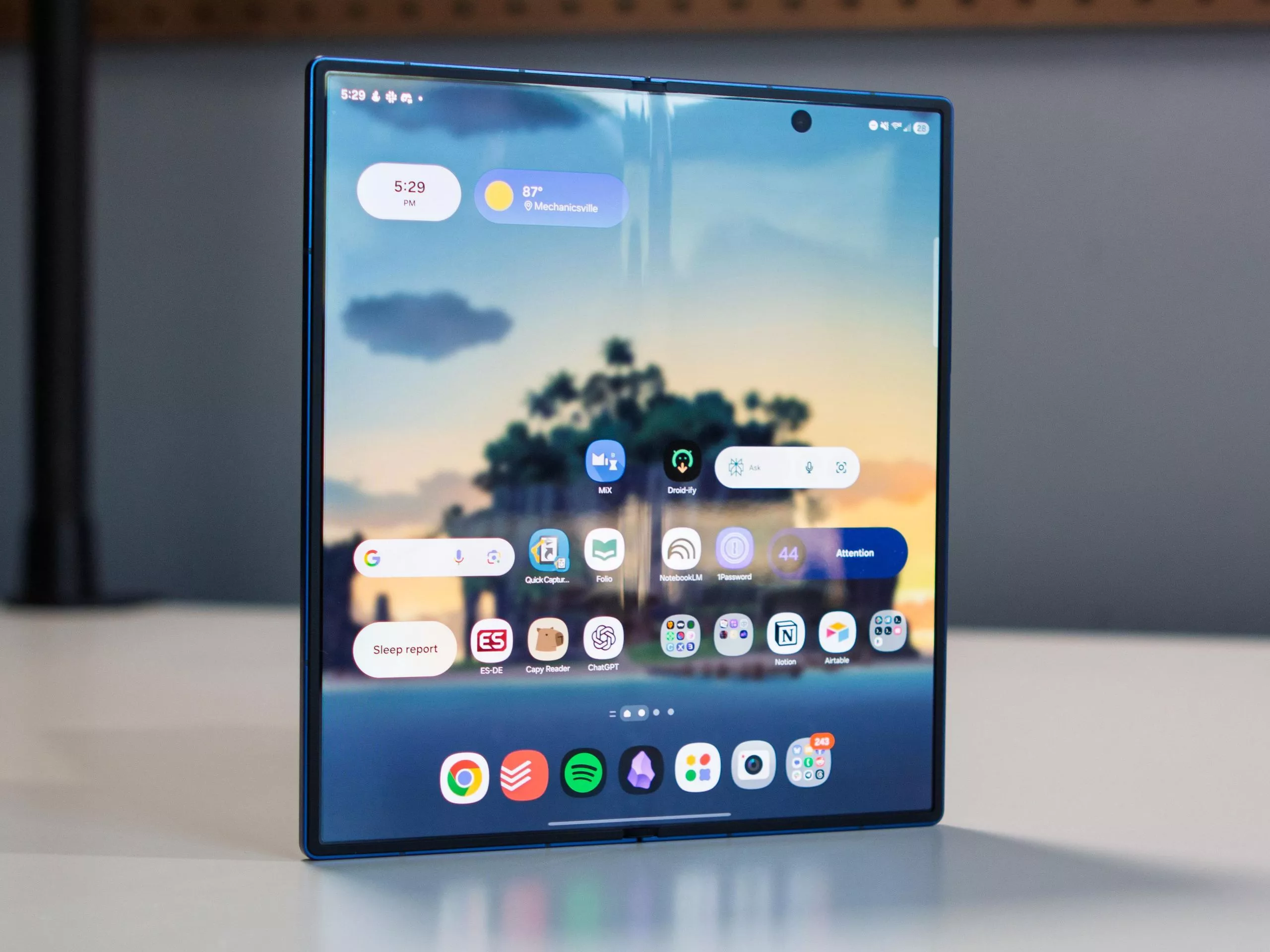 Layar utama Samsung Galaxy Z Fold 8 Wide saat dibuka penuh, menampilkan bentang layar yang luas menyerupai tablet.