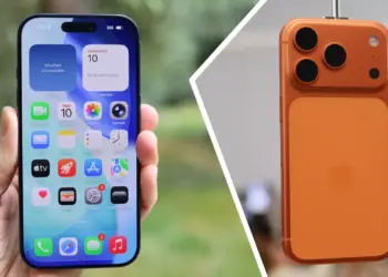 Komparasi visual sisi depan yang bersih dengan kamera hole punch/dynamic island serta sisi belakang iPhone 19 Pro yang menawan.