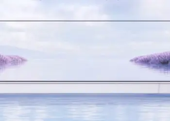 Spesifikasi layar melengkung Honor 600 Super Edition yang mendukung kecerahan puncak ekstrem hingga 8000 nits dan mode redup 1 nit berlatar hamparan bunga lavender.