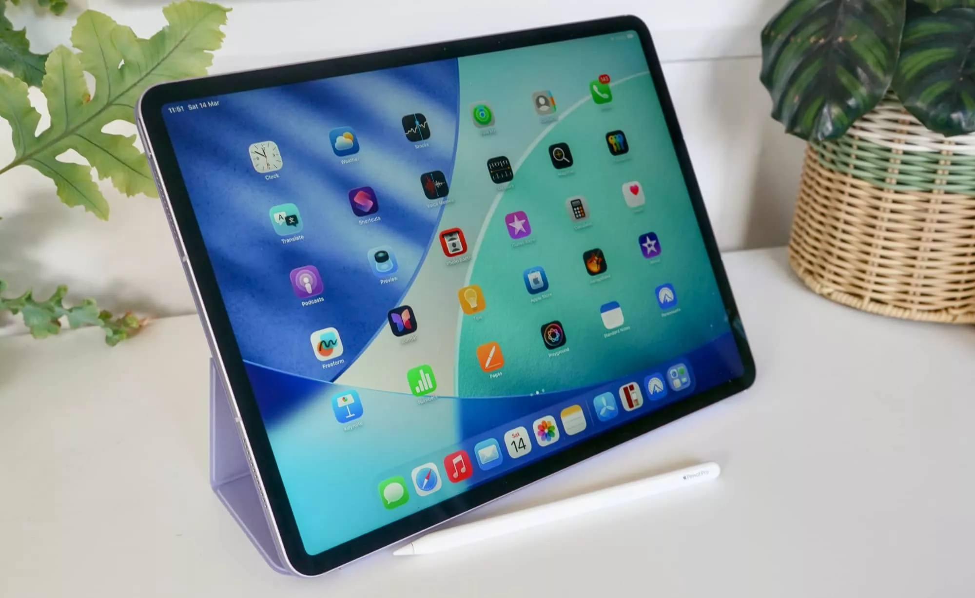 Sangat cocok untuk kerja dan multitasking, tablet terbaik 2026 ini menawarkan ekosistem aplikasi yang matang dan responsif.